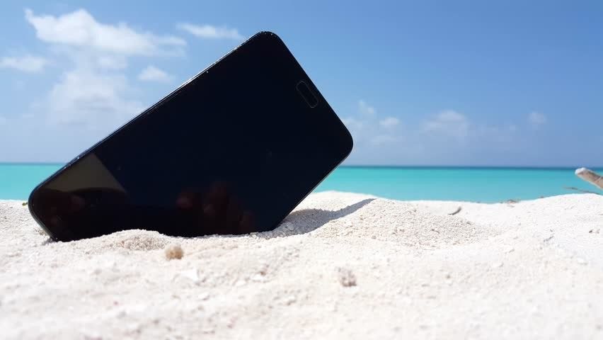 Telefono en Arena de Playa