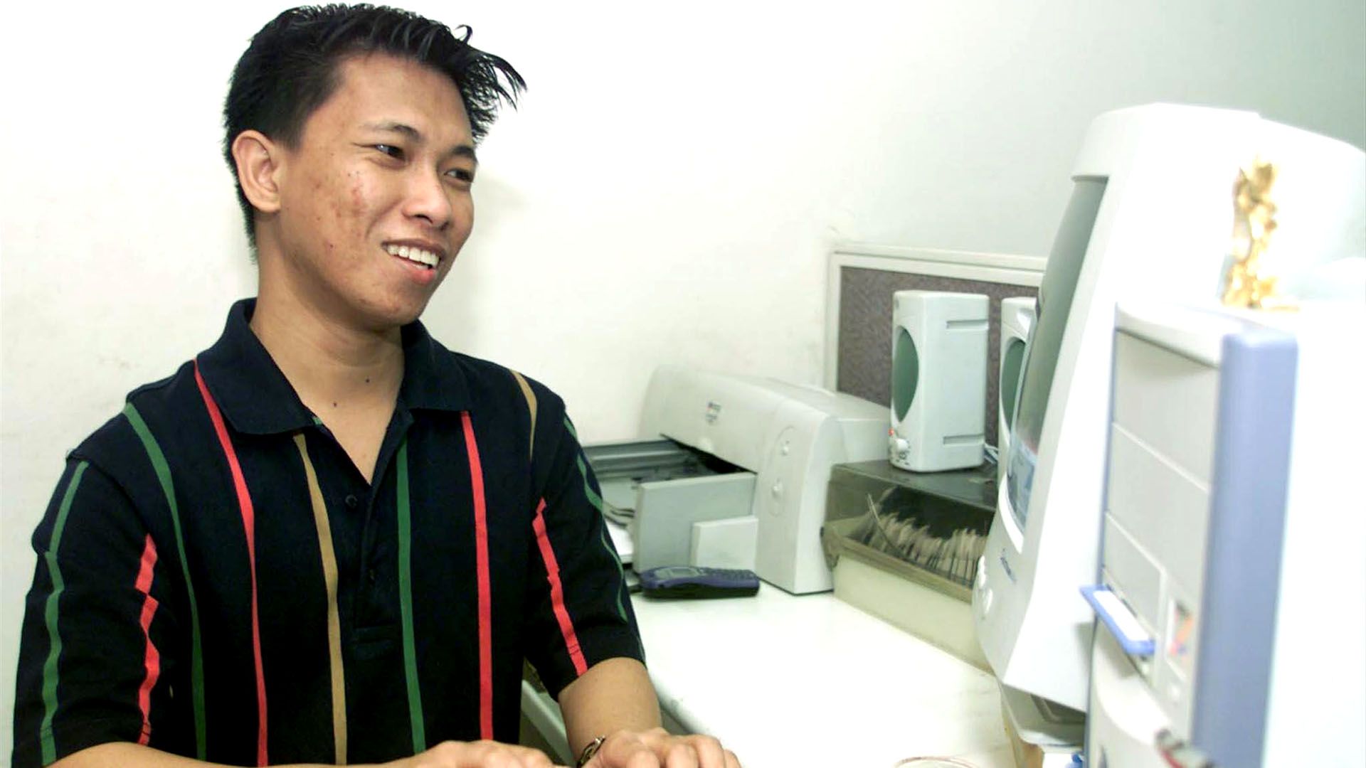 Onel de Guzmán frente al computador.