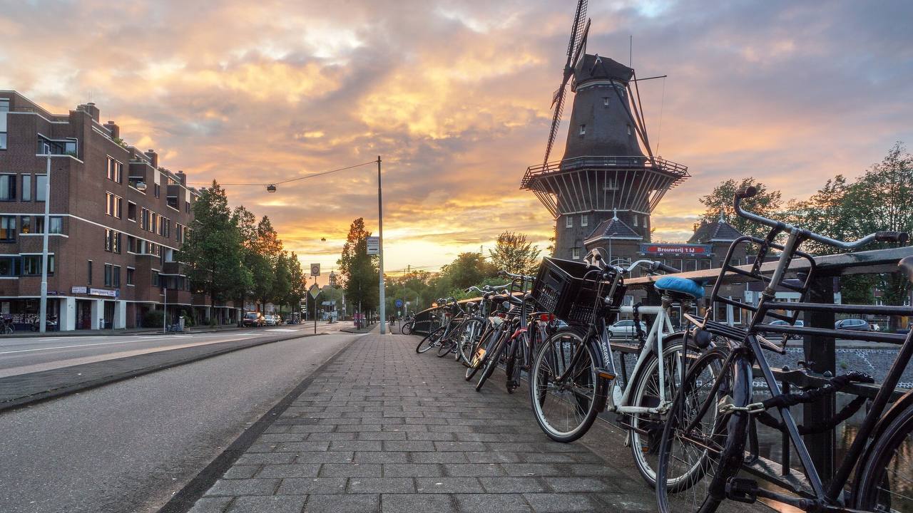 Bicicletas en acera de Amsterdam, Paises Bajos