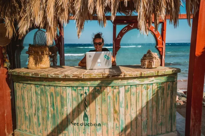 Mujer trabajando en la playa.