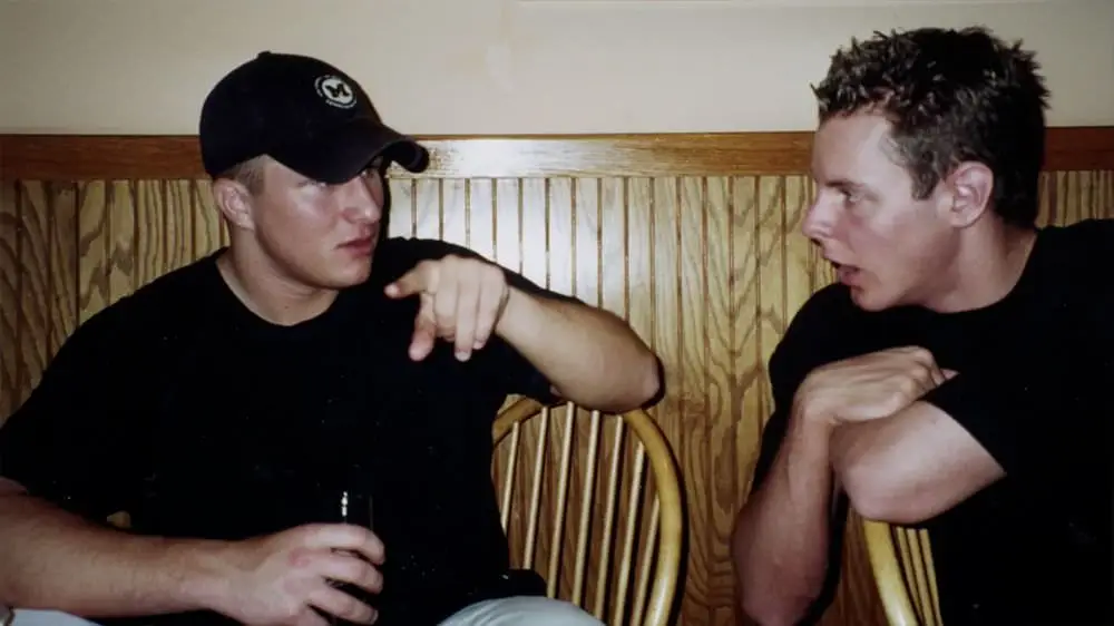 Dos hombres blancos conversando.