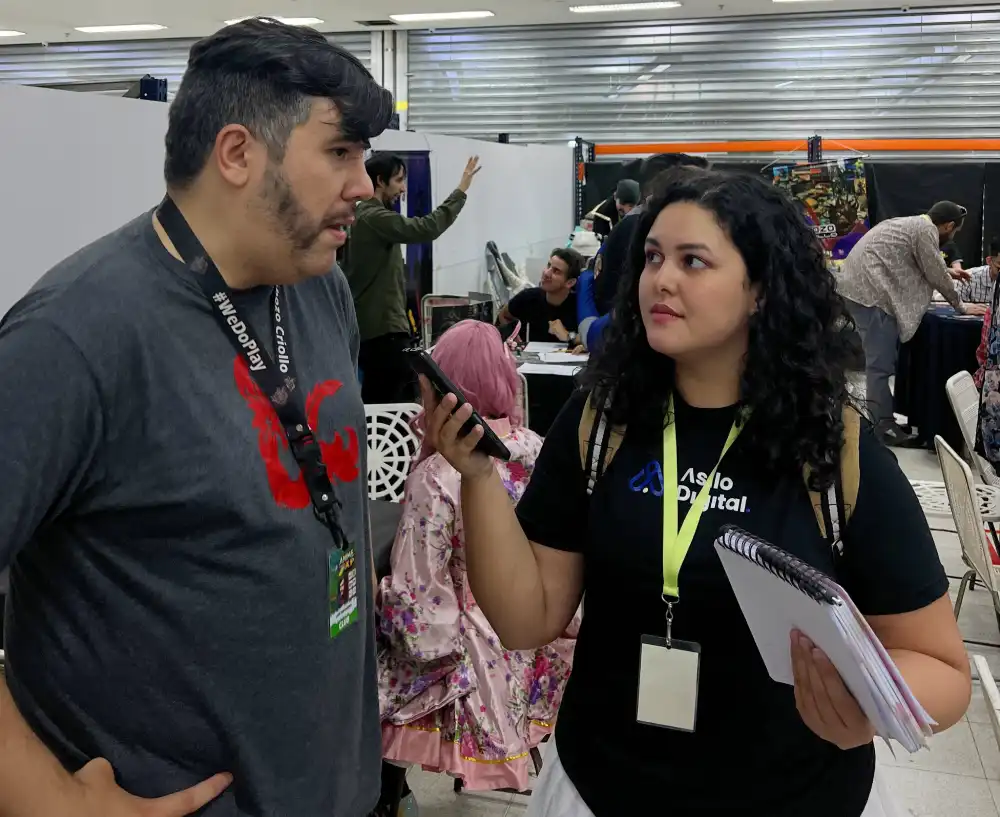 Mujer joven entrevistando a un señor.