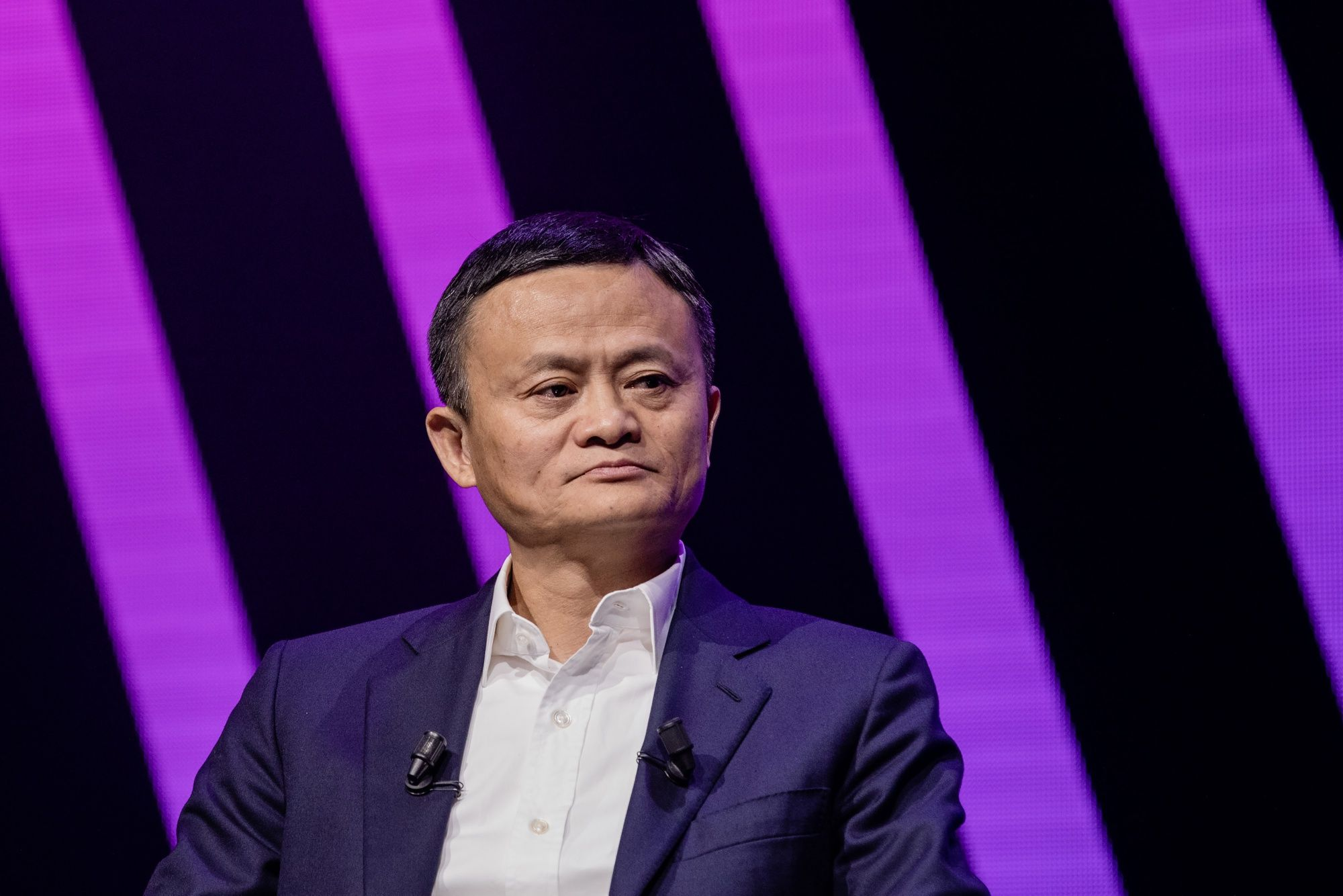 Fotografía de Jack Ma con rostro de preocupación.