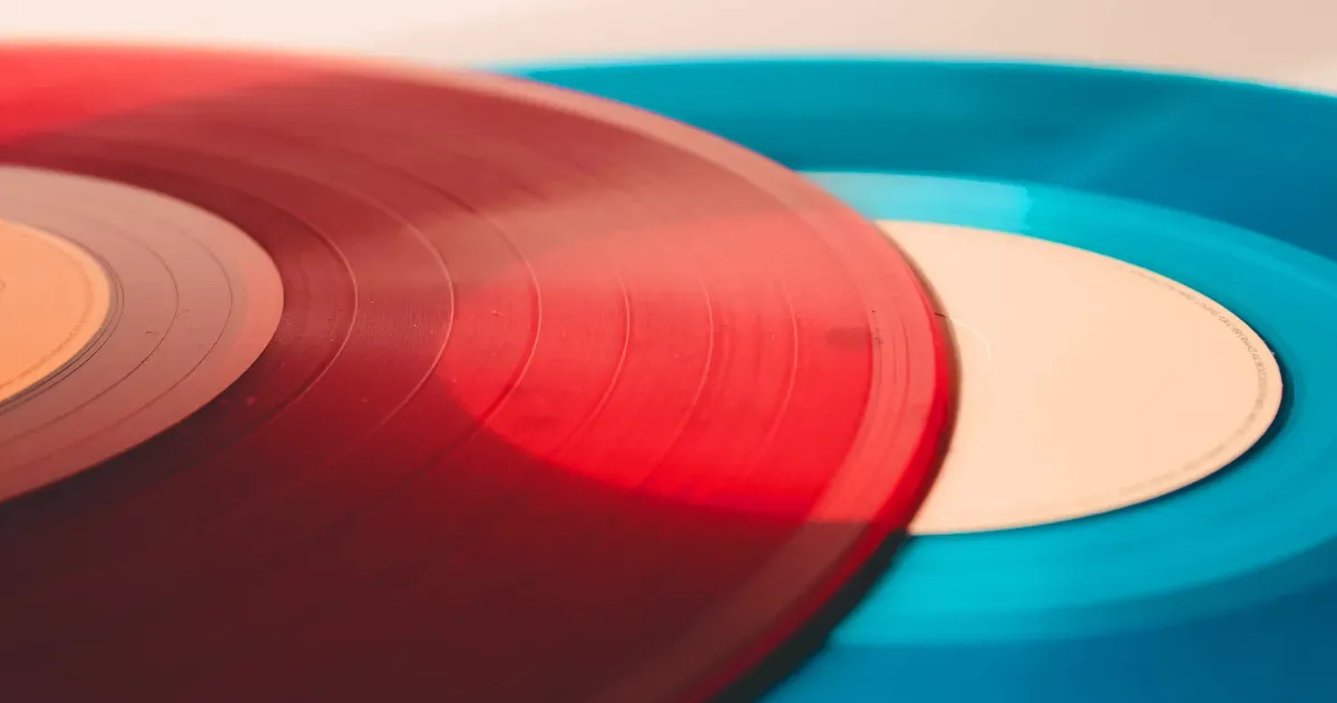 Dos discos de vinilo juntos. Uno es rojo, otro azul.