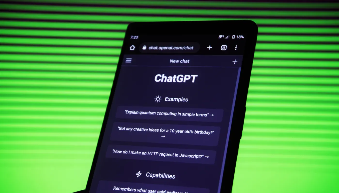Teléfono con la aplicación de ChatGPT abierta.