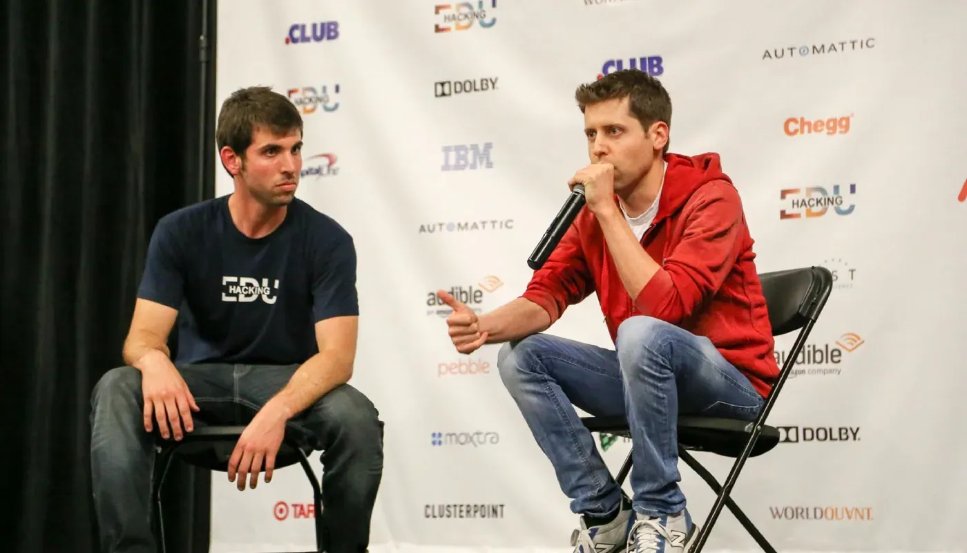 Sam Altman en 2014 junto con Alex Cory, cofundador de HackingEDU.