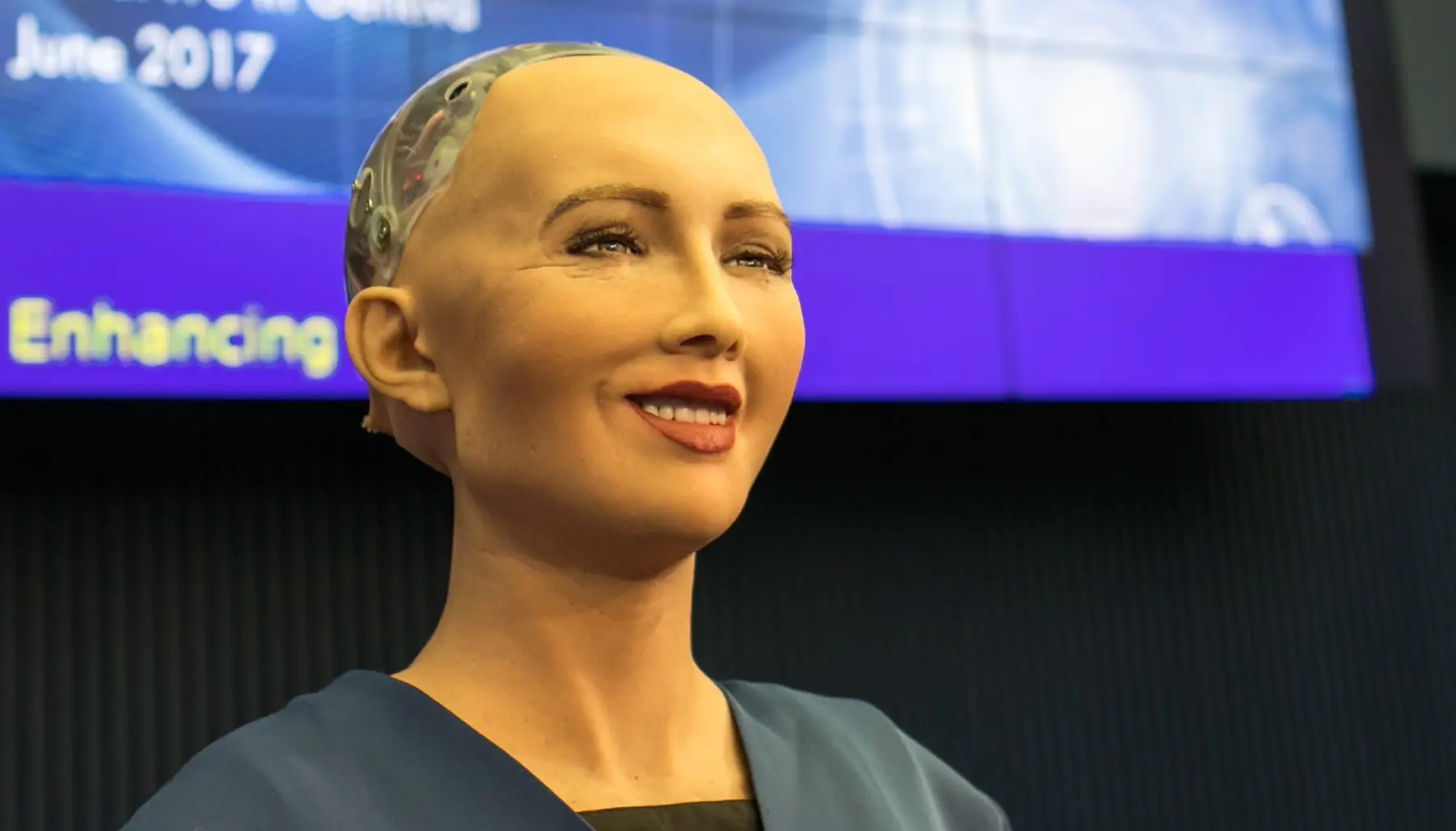 Robot humanoide sonriendo en una conferencia.
