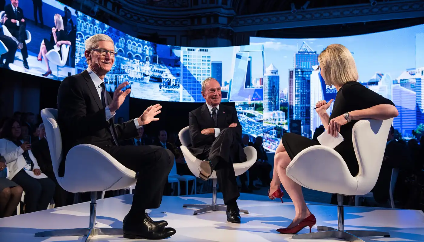 Tim Cook con Mike Bloomberg y Megan Murphy en 2017.