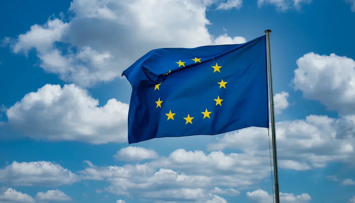 Bandera de la Unión Europea ondeando.