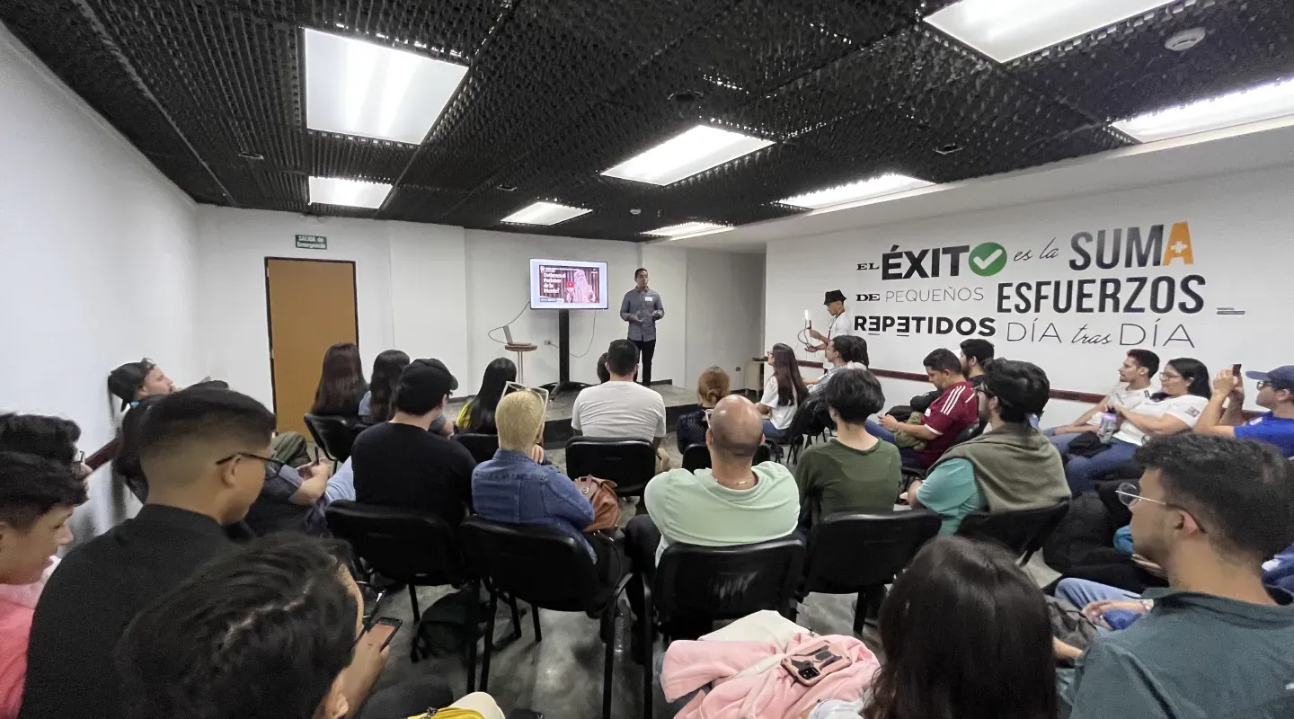 Hombre adulto en tarima durante una presentación.