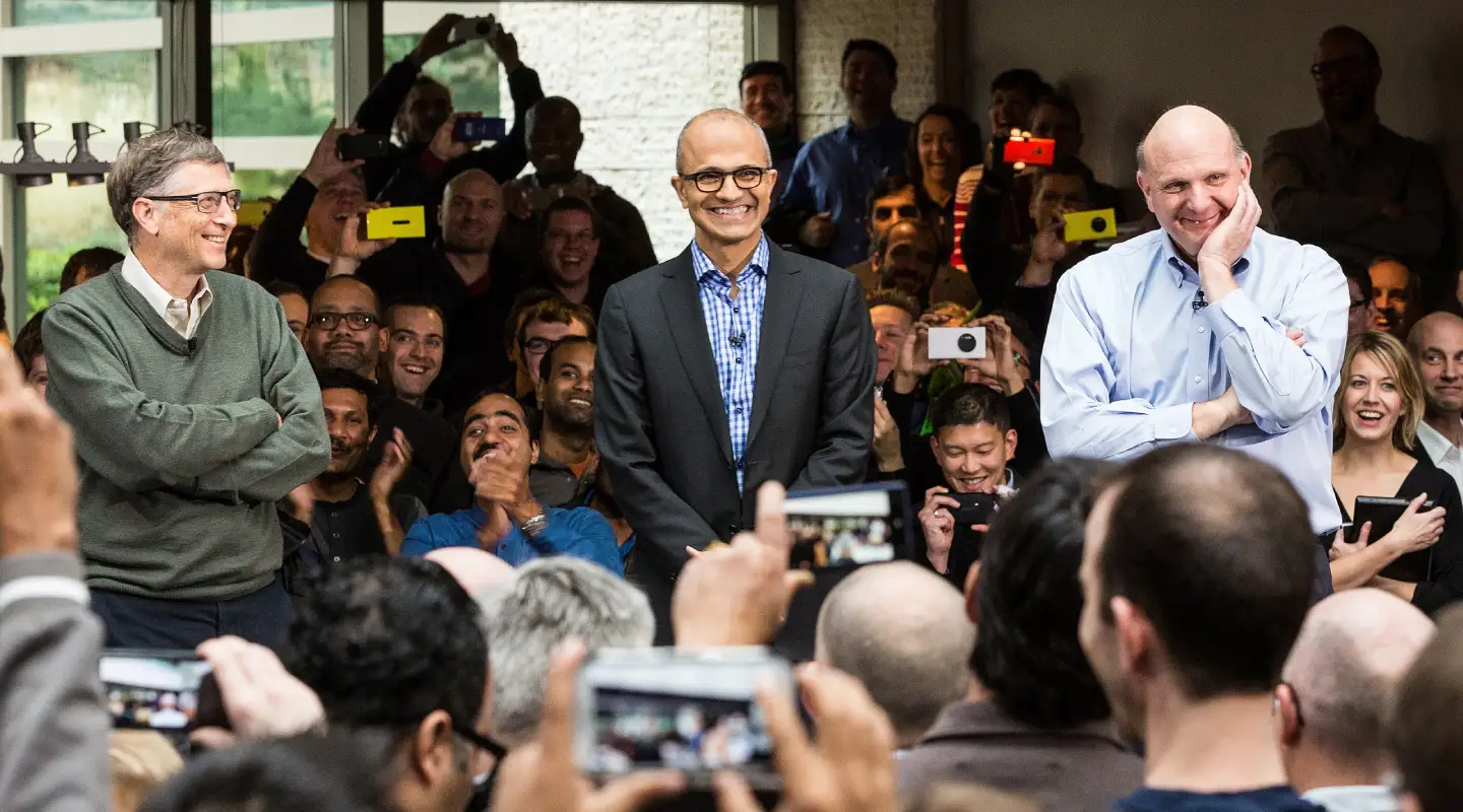 Satya Nadella en su presentación como CEO en 2014. De izquierda a derecha: Bill Gates, Nadella y Steve Ballmer.