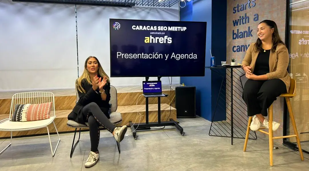 Dos mujeres participando en un encuentro.