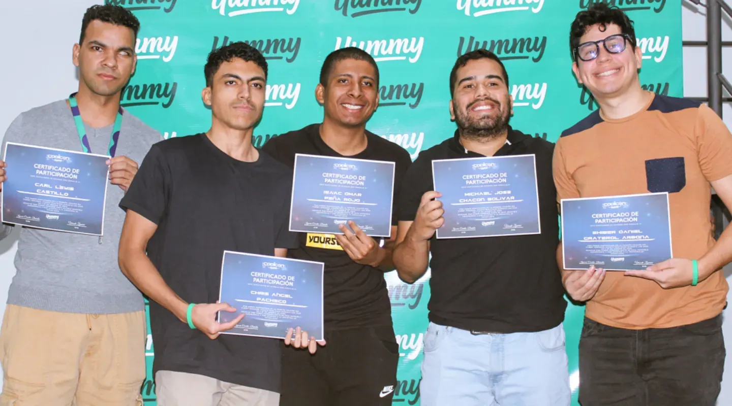 Grupo de personas posando para una foto y llevando diplomas.