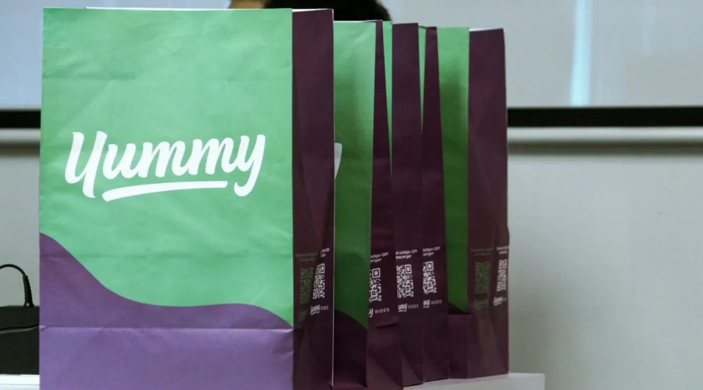 Bolsas de papel con la identidad de marca de Yummy.