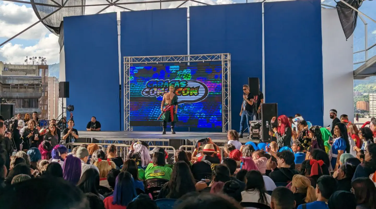 Taryn en tarima con su cosplay de Zoro. Foto de Abel González.