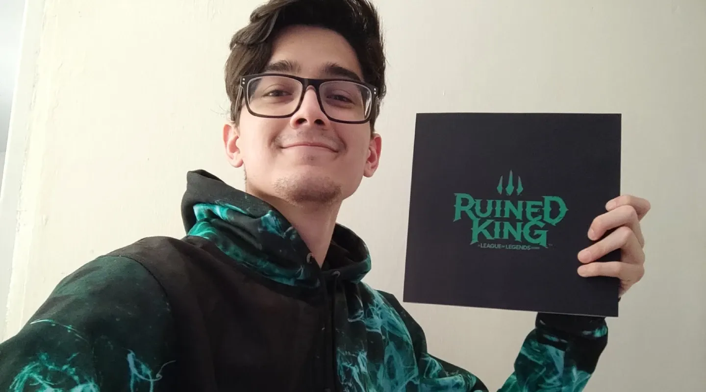 Krozth recibiendo de regalo una edición de Ruined King, una historia dderivada de League of Legends.