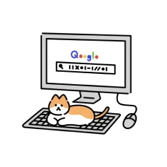gato naranja sobre una computadora
