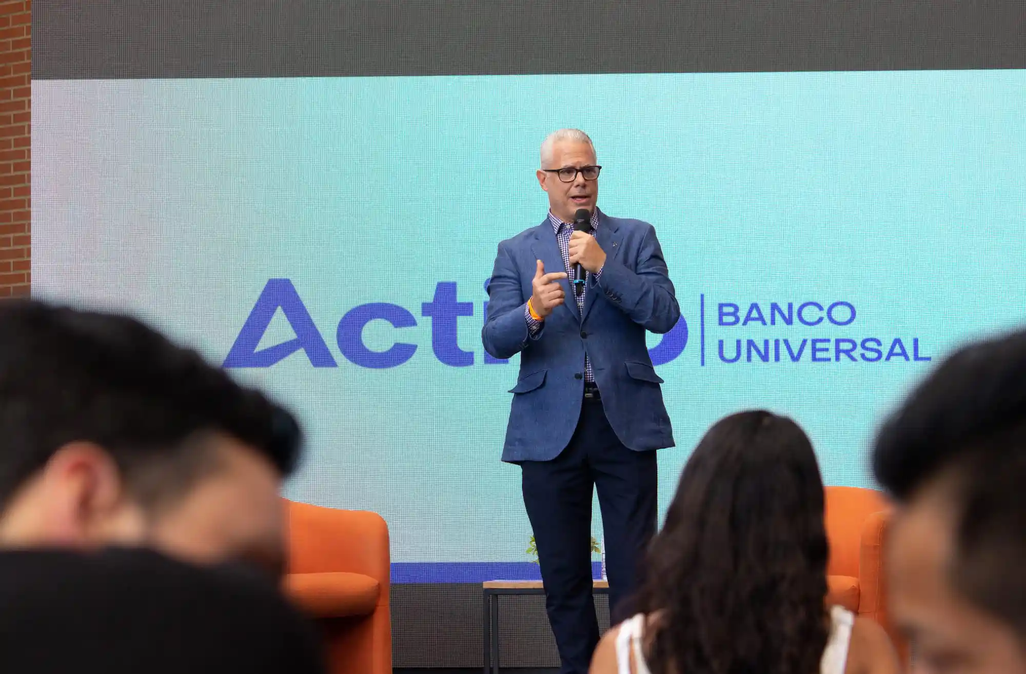 Diego Ricol de Banco Activo durante el anuncio.