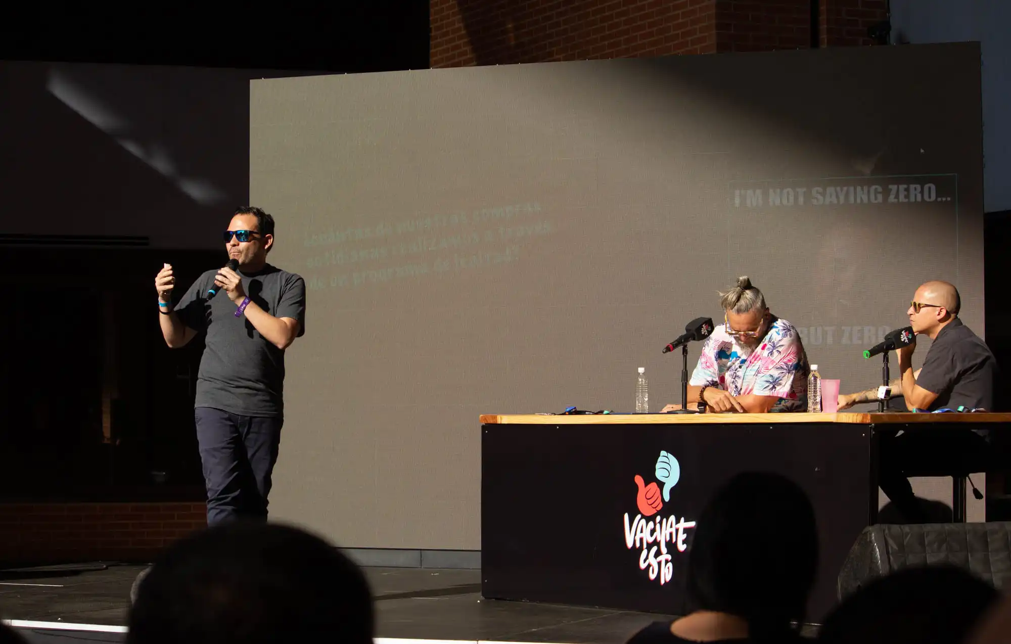 Carlos de Meit! presenta su pitch frente al público.