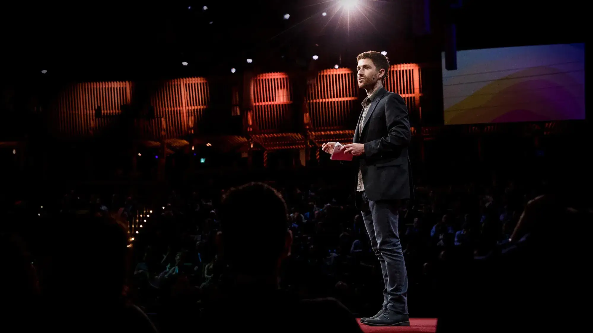 Tristan Harris durante una charla TED sobre ética y tecnología.