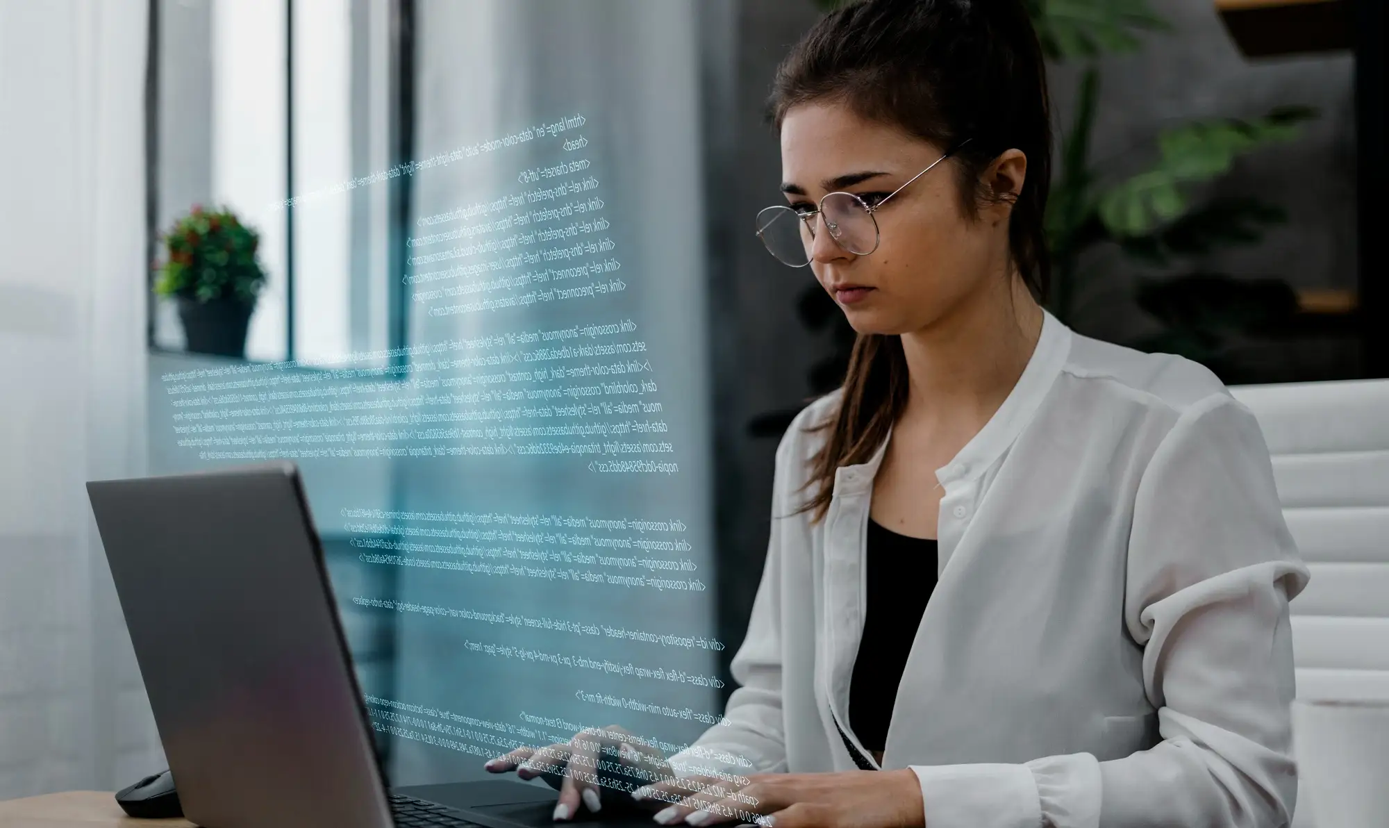 Mujer haciendo investigaciones en su laptop.