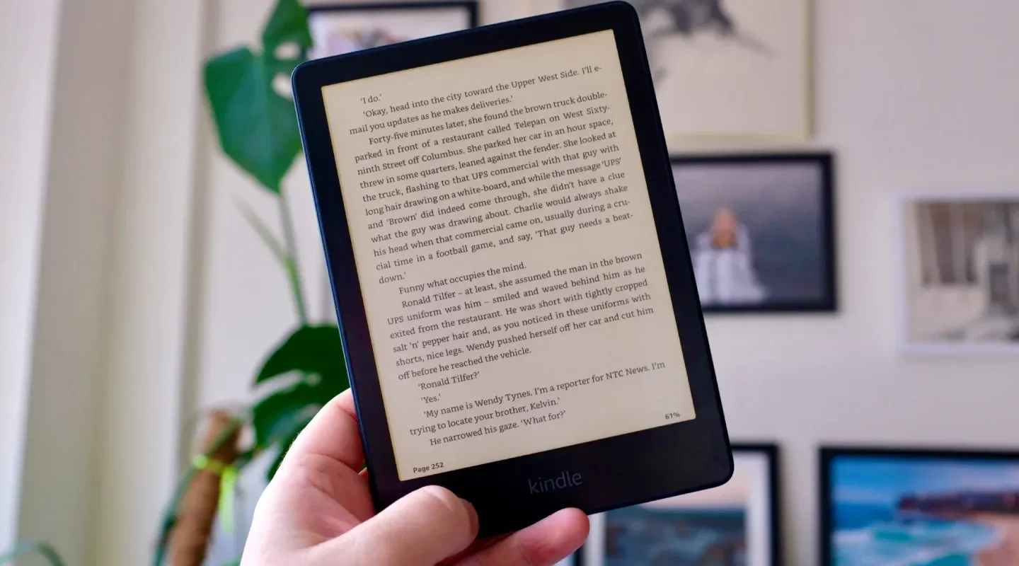 Una mano humana sosteniendo un Kindle Paperwhite del año 2021.