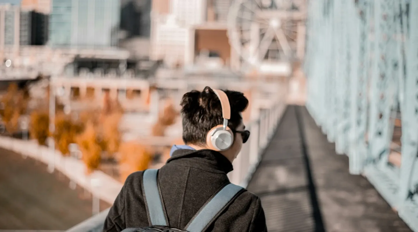 Persona usando audífonos inalámbricos al aire libre.