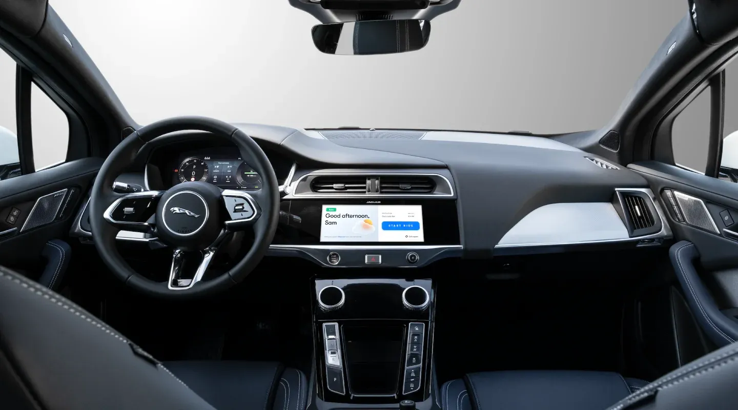 El interior de un vehículo Jaguar I-Pace integrado con Waymo.