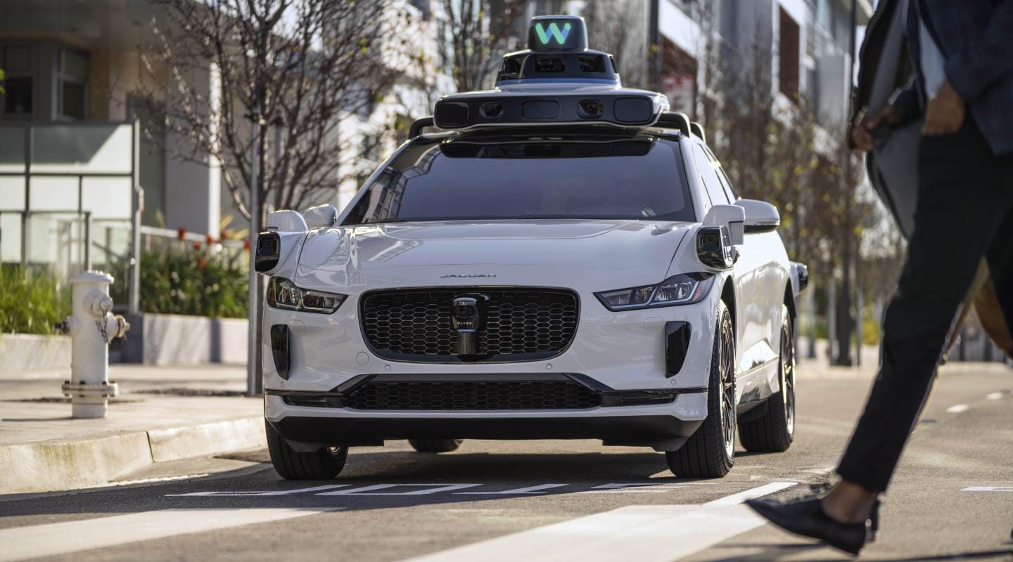 Un vehículo Jaguar I-Pace integrado con Waymo en pleno traslado. Fuente: Waymo.