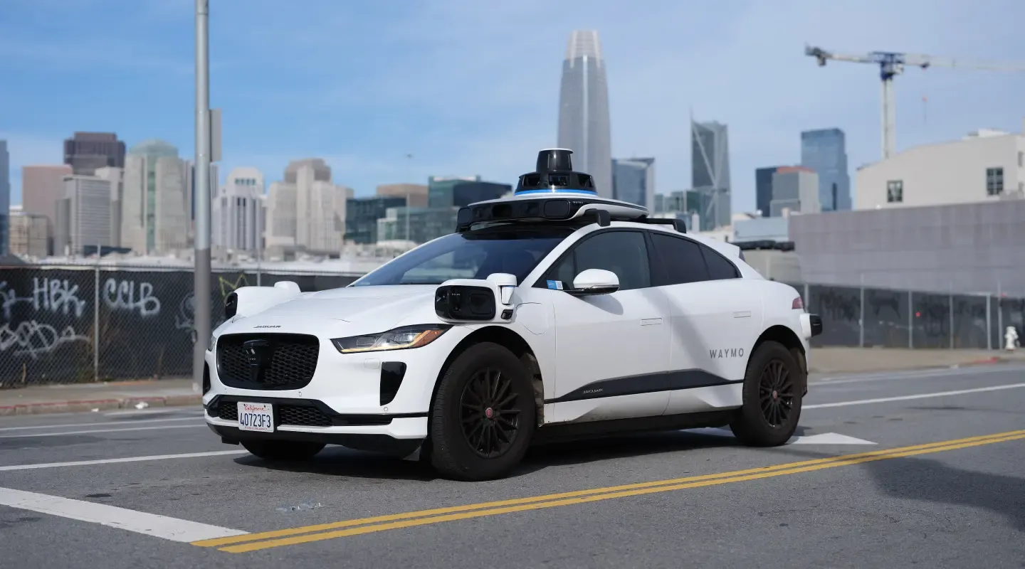 Un vehículo Jaguar I-Pace integrado a Waymo.