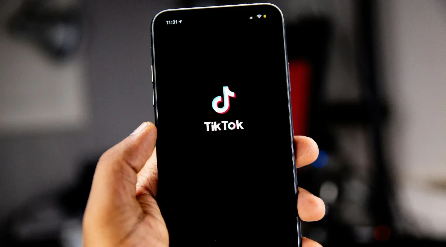 Persona usando la apliación TikTok en su teléfono.