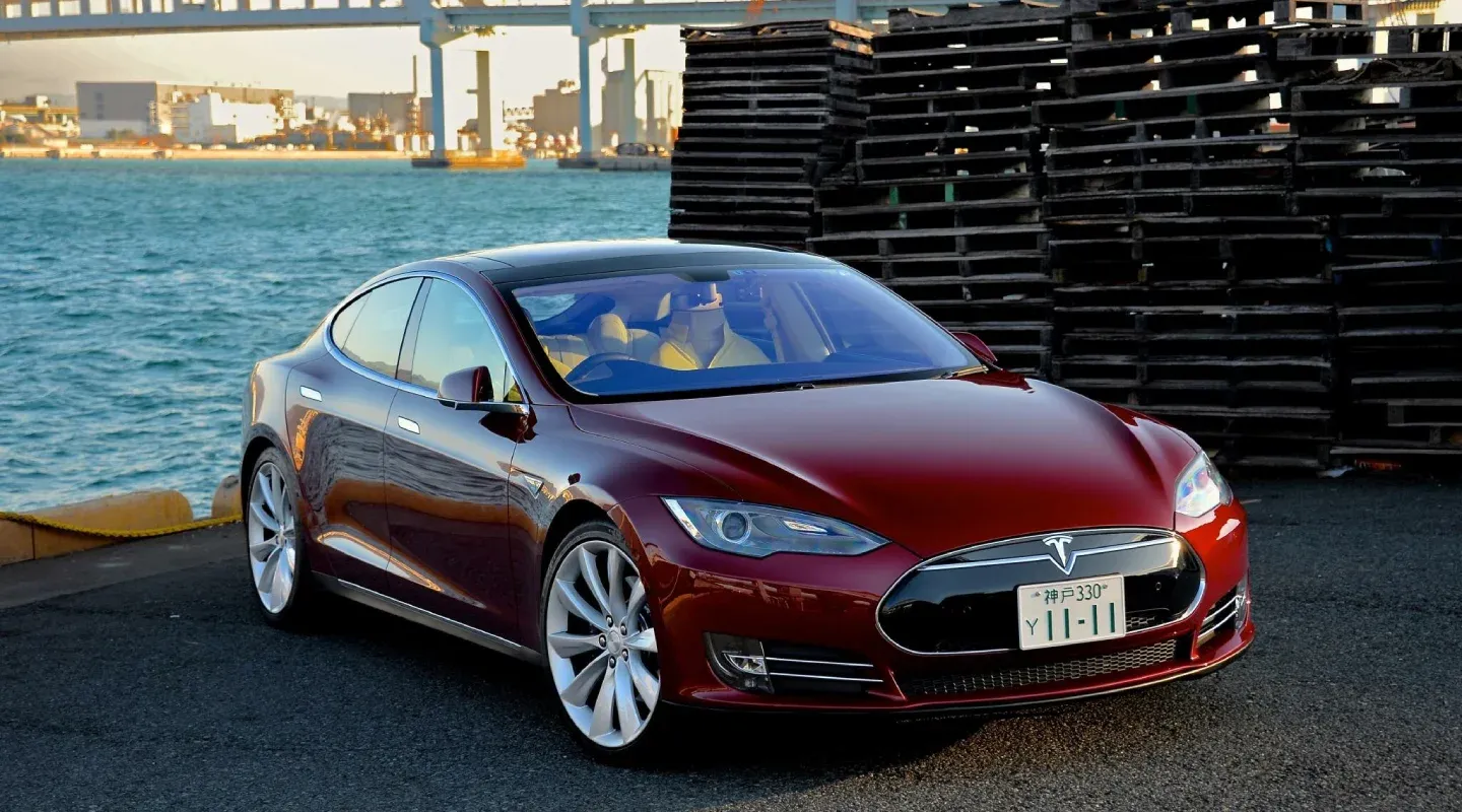 Un Tesla Model S, uno de los vehículos que integra el programa de Piloto Automático