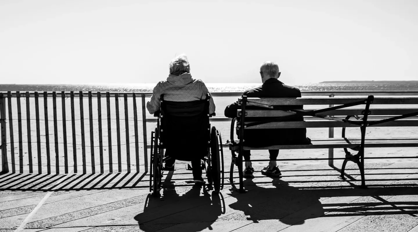Par de ancianos viendo el atardecer.