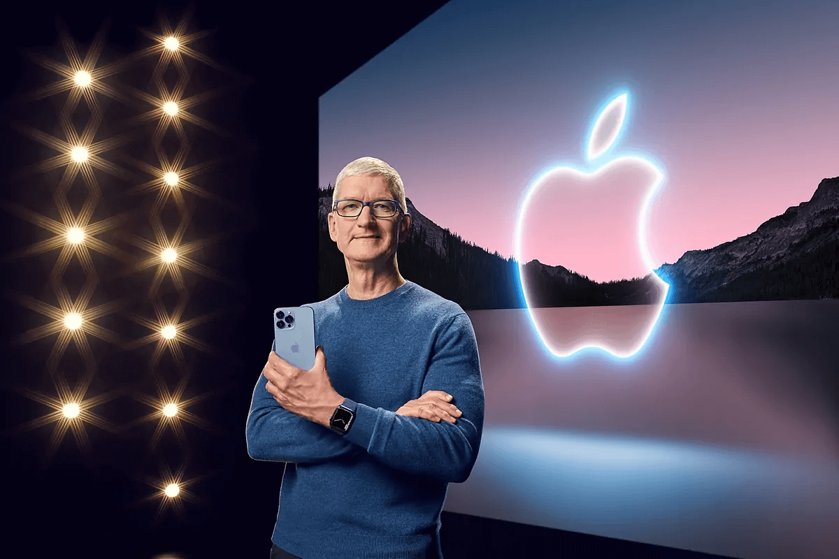 Tim Cook con un iPhone