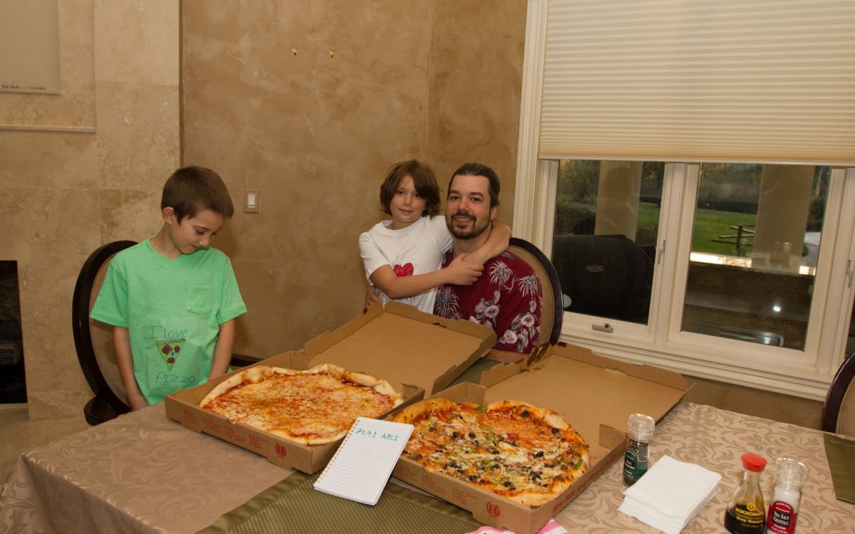 Laszlo Hanyecz con sus hijos después de comprar pizza con Bitcoin