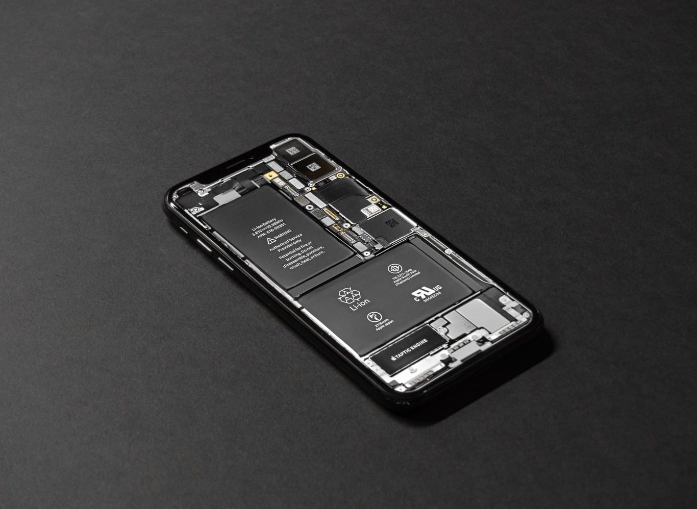 Parte frontal de un iPhone sin pantalla