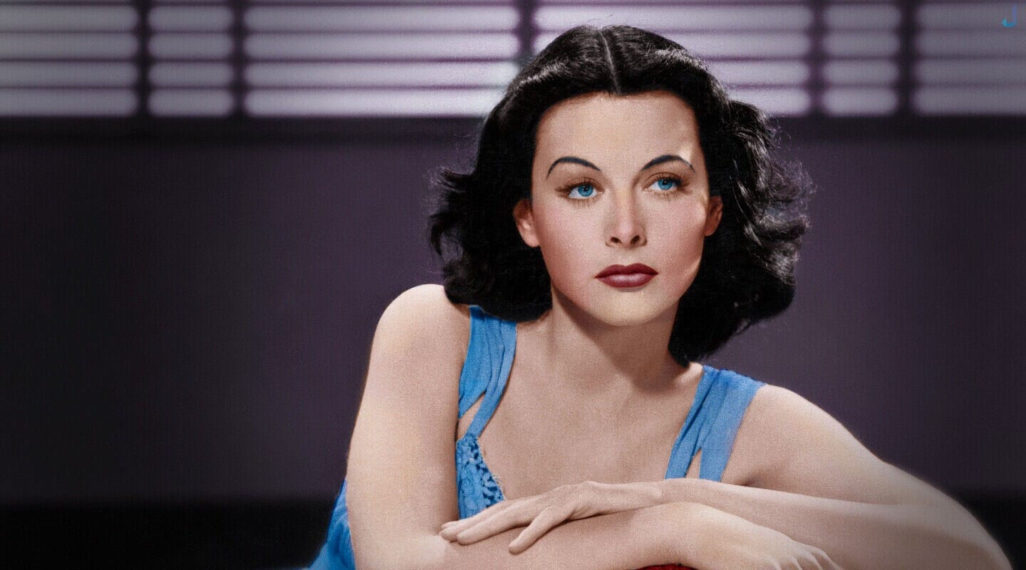 Imagen colorizada de Heddy Lamarr en la película Camarada X.