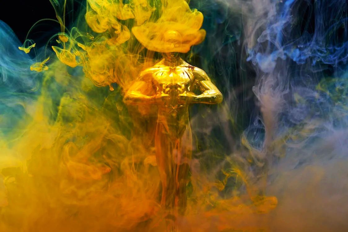 Estatuilla dorada rodeada de humo.