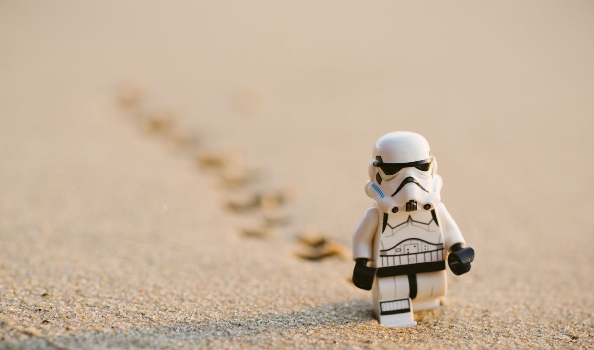 Stormtrooper caminando en el desierto.
